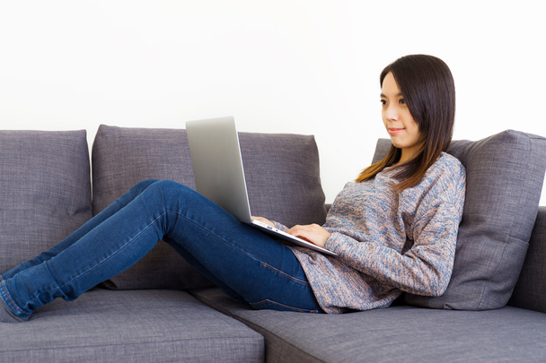 Asiatique femme en utilisant ordinateur à la maison
 - Photo, image