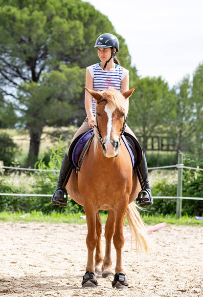  乗馬の女の子は乗馬センターで馬を訓練しています - 写真・画像