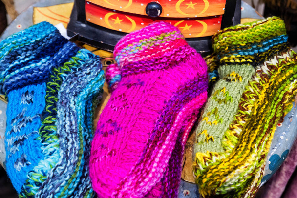 TOKYO, GIAPPONE - 17 GENNAIO: Colorate calze di lana fatte a mano nel distretto di Asakusa, Tokyo, Giappone, il 17 gennaio 2013. Ci sono molte bancarelle di souvenir ad Asakusa in quanto è una popolare destinazione turistica. - Foto, immagini