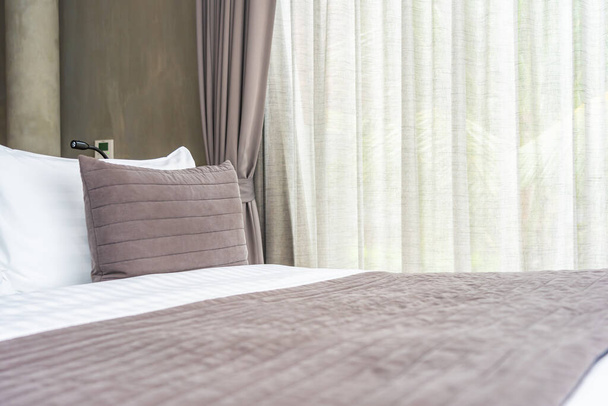 Μαξιλάρι σε κρεβάτι διακόσμηση εσωτερικό του υπνοδωματίου - Φωτογραφία, εικόνα