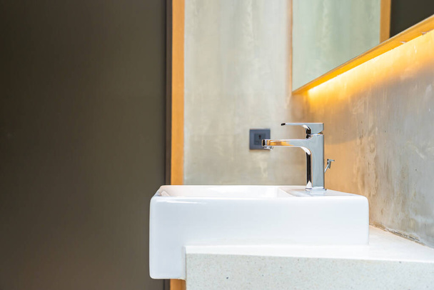 Acqua del rubinetto e lavabo bianco decorazione bagno interno - Foto, immagini
