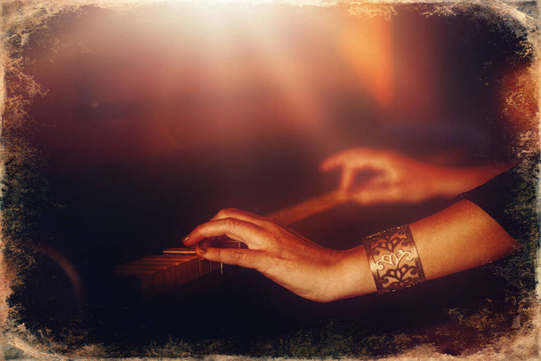 Kobiety ręce na klawiaturze fortepianu zbliżenie. Stary efekt fotograficzny - Zdjęcie, obraz