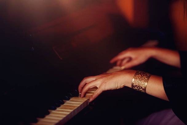 Mujeres manos en el teclado del primer plano del piano
. - Foto, Imagen