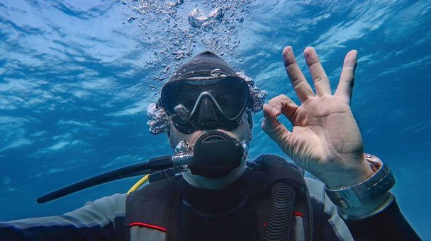 Άνθρωπος καταδύτης υποβρύχιος δείχνει σήμα OK - Φωτογραφία, εικόνα