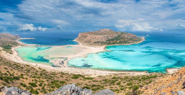 Kilátás a gyönyörű strand Balos Lagúna, és Gramvousa sziget Kréta, Görögország. - Fotó, kép