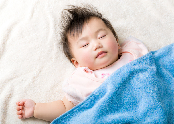 Asian dziewczynka spanie na ręcznik - Zdjęcie, obraz