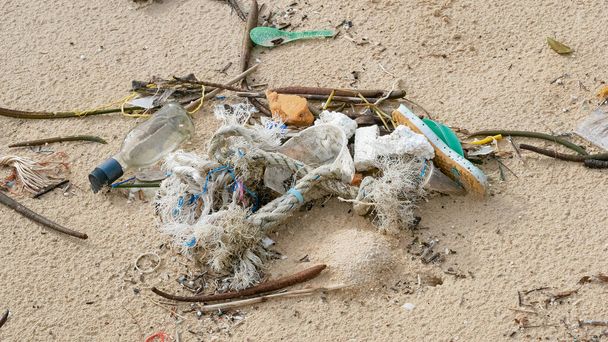 Milieuvervuiling. Ecologisch probleem. Garbages, plastic en afval op het zandstrand van de tropische zee.  - Foto, afbeelding
