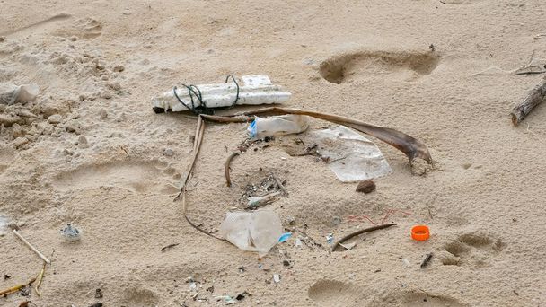 Környezetszennyezés. Ökológiai probléma. Garázsok, műanyag és hulladékok a trópusi tenger homokos partján.  - Fotó, kép