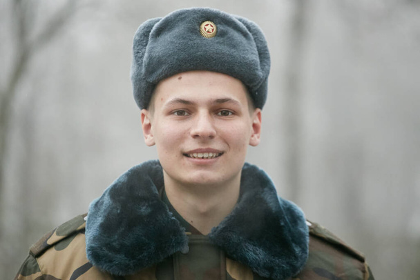 wesoły młody człowiek w wojskowy mundur republika Białoruś 2020 rok - Zdjęcie, obraz
