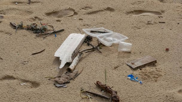 Poluição ambiental. Problema ecológico. Garagens, plástico e resíduos na praia de areia do mar tropical
.  - Foto, Imagem