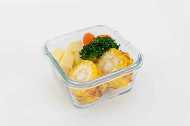Gemüse, Mais, Kartoffeln, Karotten und Brokkoli in Glasschüssel grillen. Isolation in Weiß. - Foto, Bild