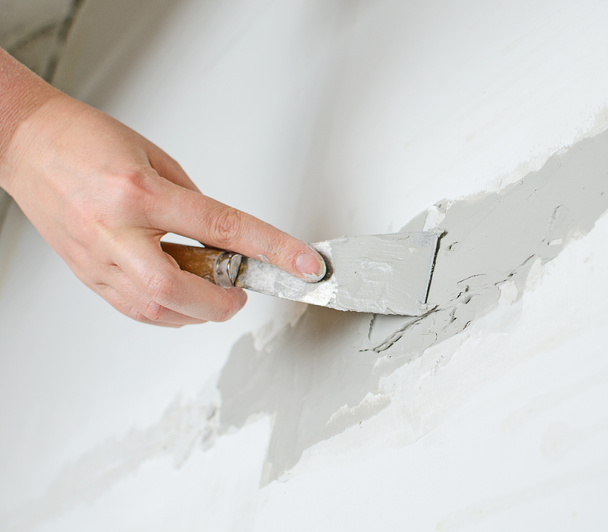 Женский ручной ремонт стен с пастой шпаклевки
 - Фото, изображение
