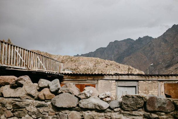 Kazbegin kylä Kaukasuksen vuoristossa - Valokuva, kuva