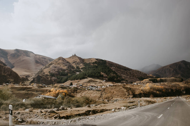 вид на горы Казбеги
 - Фото, изображение