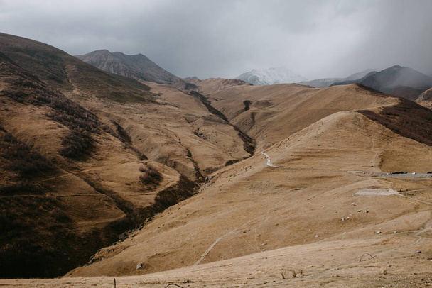 kilátás a Kazbegi hegyekre - Fotó, kép