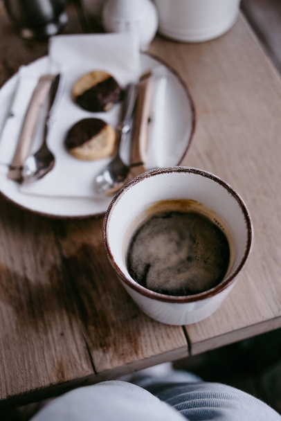 πρωινό μαύρο καφέ με μπισκότα - Φωτογραφία, εικόνα