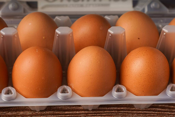 Pahvikotelo munia puupohjalla - Valokuva, kuva