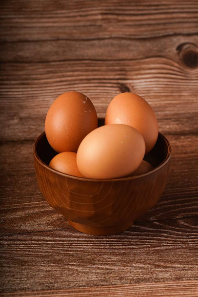 Pahvikotelo munia puupohjalla - Valokuva, kuva