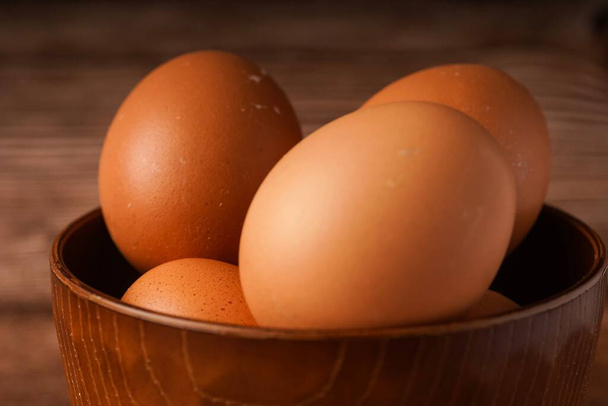 Caja de huevos sobre fondo de madera
 - Foto, imagen