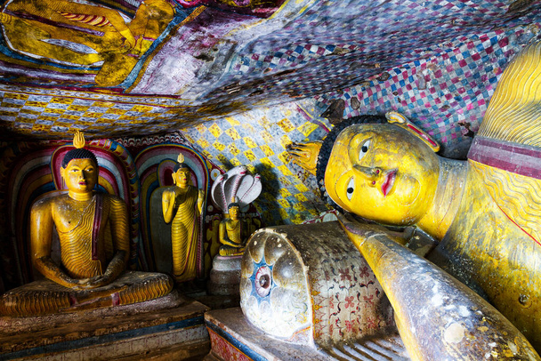 DAMBULLA, SRI LANKA - MARCH 19: Cave temple on March 19, 2013 in Dambulla, Sri Lanka. Cave temple has five caves under a vast overhanging rock and dates back to the first century BC. - Foto, afbeelding