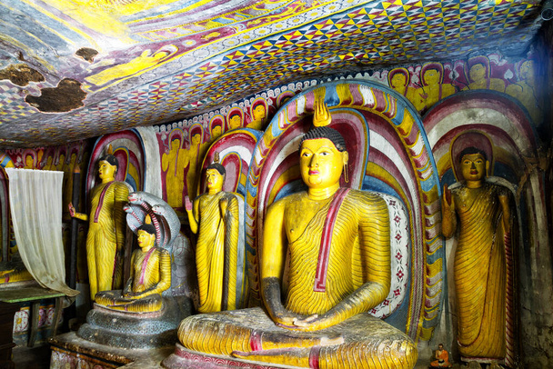 DAMBULLA, SRI LANKA - MARCH 19: Cave temple on March 19, 2013 in Dambulla, Sri Lanka. Cave temple has five caves under a vast overhanging rock and dates back to the first century BC. - Foto, immagini