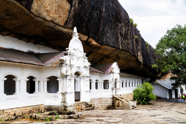 Templo de roca budista, Sri Lanka
 - Foto, imagen