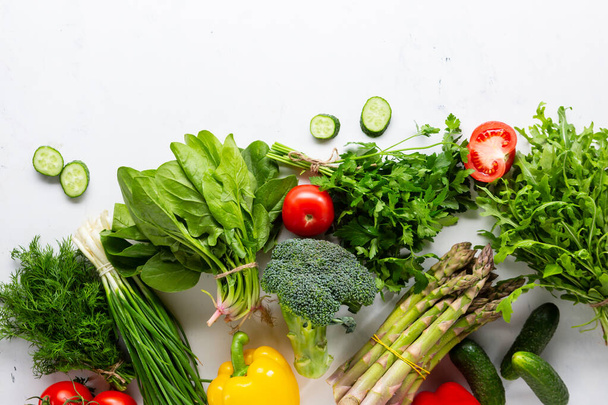 Produits bio et frais, légumes de printemps sur surface blanche - Photo, image