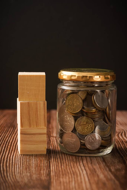Concepto de ahorro: monedas en frasco con espacio de copia para texto
 - Foto, Imagen