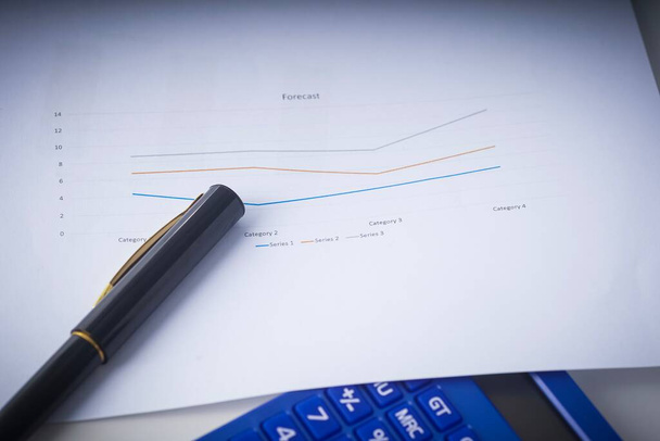 Üzleti és pénzügyi koncepció: lapos laikus összetétele egy íróasztal papírok, toll és számológépek - Fotó, kép