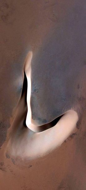Первісна ніке, вертикальна абстрактна фотографія пустель Африки з повітря, вигляд з повітря пустельних ландшафтів, жанр: абстрактний натуралізм, від абстрактного до символічного,  - Фото, зображення