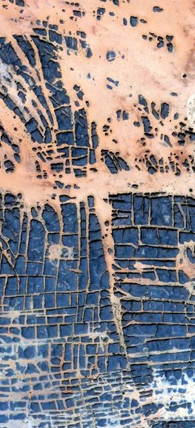 Ковадло сонця, вертикальна абстрактна фотографія пустель Африки з повітря, вигляд з повітря пустельних ландшафтів, Genre: Abstract Naturalism, від абстрактного до символічного,  - Фото, зображення