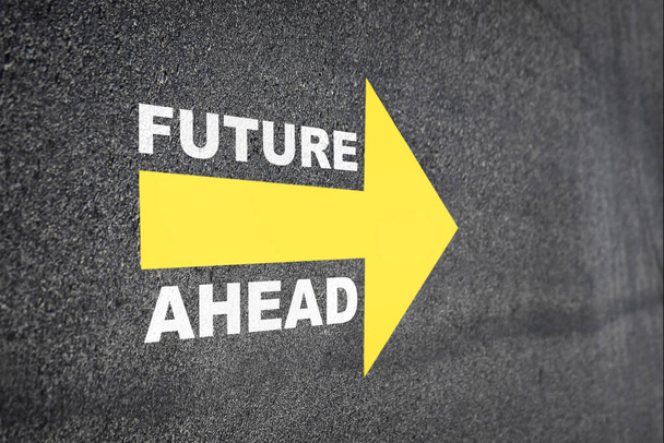 Слово "будущее" с желтой стрелкой на дорожном покрытии, концепция бизнес-вызова и движущаяся идея
 - Фото, изображение