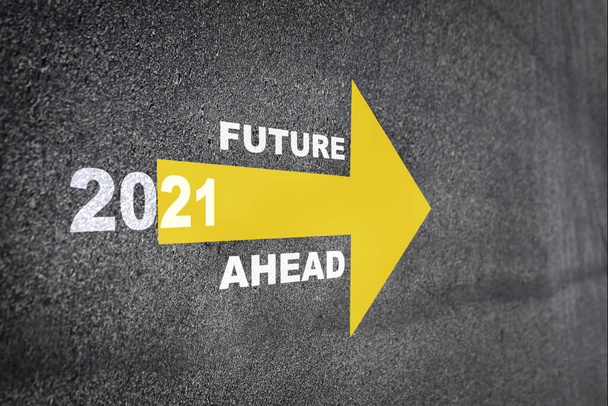 Ano Novo 2021 e futuro à frente palavra com seta amarela na superfície da estrada, conceito de desafio de negócios e manter a ideia em movimento
 - Foto, Imagem