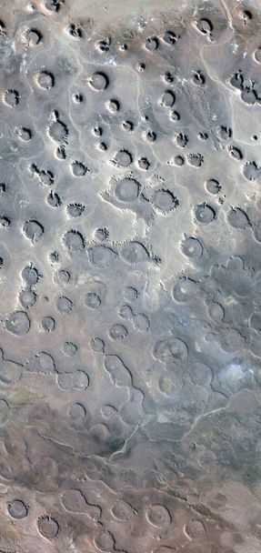 hold táj, függőleges elvont fotózás a sivatagok Afrika a levegőből, légi kilátás a sivatagi tájak, Műfaj: Absztrakt naturalizmus, az elvont a figuratív,  - Fotó, kép