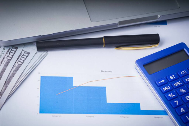 Концепція бізнесу та фінансів: плоский склад робочого столу з паперами, ручкою та калькуляторами
 - Фото, зображення