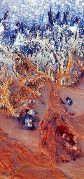 空から見たアフリカの砂漠の垂直抽象写真,砂漠の風景の空撮,ジャンル:抽象自然主義,抽象から具象へ,  - 写真・画像