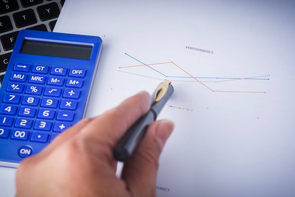 Geschäfts- und Finanzkonzept: flache Lagekomposition eines Schreibtischs mit Papieren, Stift und Taschenrechner - Foto, Bild