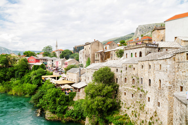 Óváros Mostar és Neretva folyó a régi híd (Stari Most), Bosznia-Hercegovina. - Fotó, kép