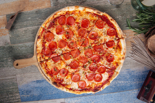 Pepperoni pizza salami sauce tomate fromage - Photo, image