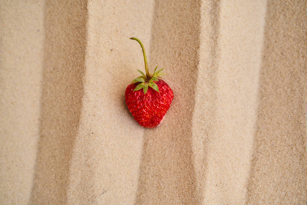 jahody leží na horkém písku v poušti. Sluneční paprsky. Kvalitní fotografie - Fotografie, Obrázek
