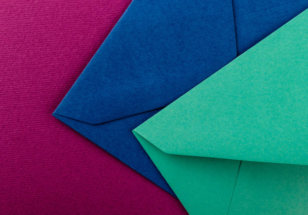 Colorful envelopes on a purple background. Mail envelopes on the table. - Foto, Imagen