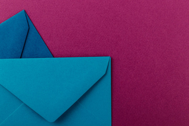 Colorful envelopes on a purple background. Mail envelopes on the table. - Zdjęcie, obraz