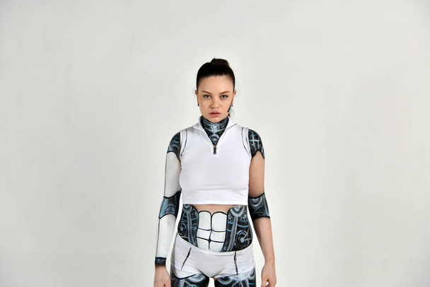 lány egy robot öltöny pózol különböző pózok fehér háttér - Fotó, kép