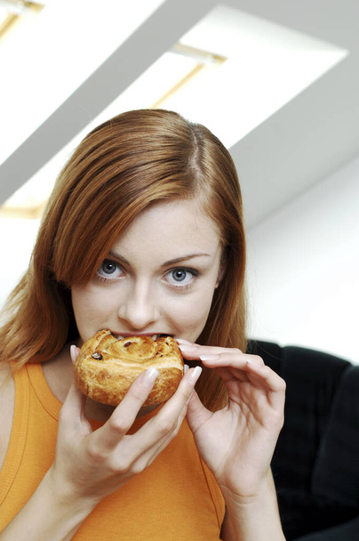 woman eating pizza with a large sandwich - Fotografie, Obrázek