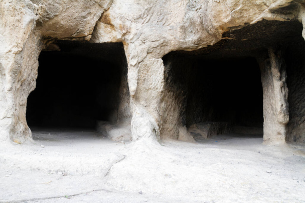 Vardzia Höhle Stadt-Kloster in Georgien. Vardzia wurde im 12. Jahrhundert im Erusheti-Gebirge ausgegraben und ist eine der Hauptattraktionen des Landes. - Foto, Bild