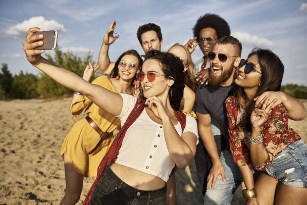 Ryhmä ystäviä ottaa selfie rannalla - Valokuva, kuva