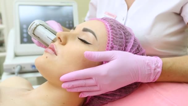 Ultraschall-Facelifting einer jungen schönen Frau. Ziehen an der Haut. Moderne Kosmetologie. - Filmmaterial, Video