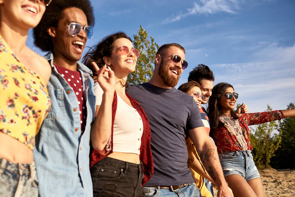 Šťastní mladí lidé v řadě na čerstvém vzduchu - Fotografie, Obrázek