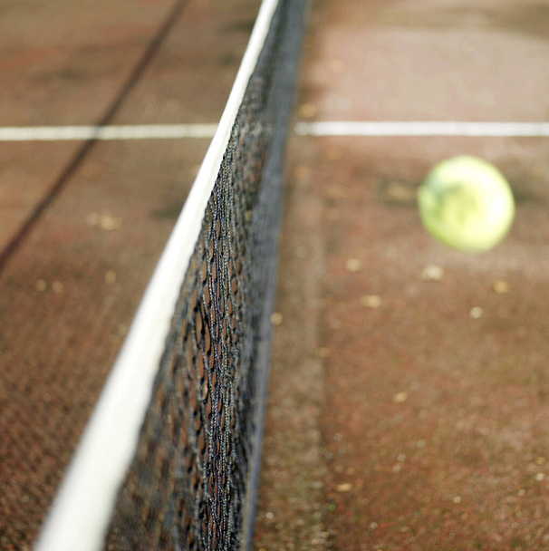 Tennis net and ball - Foto, afbeelding