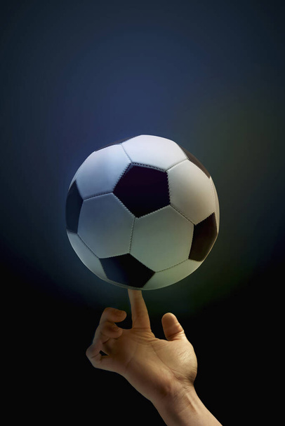 Balancing soccer ball with a finger - Foto, afbeelding